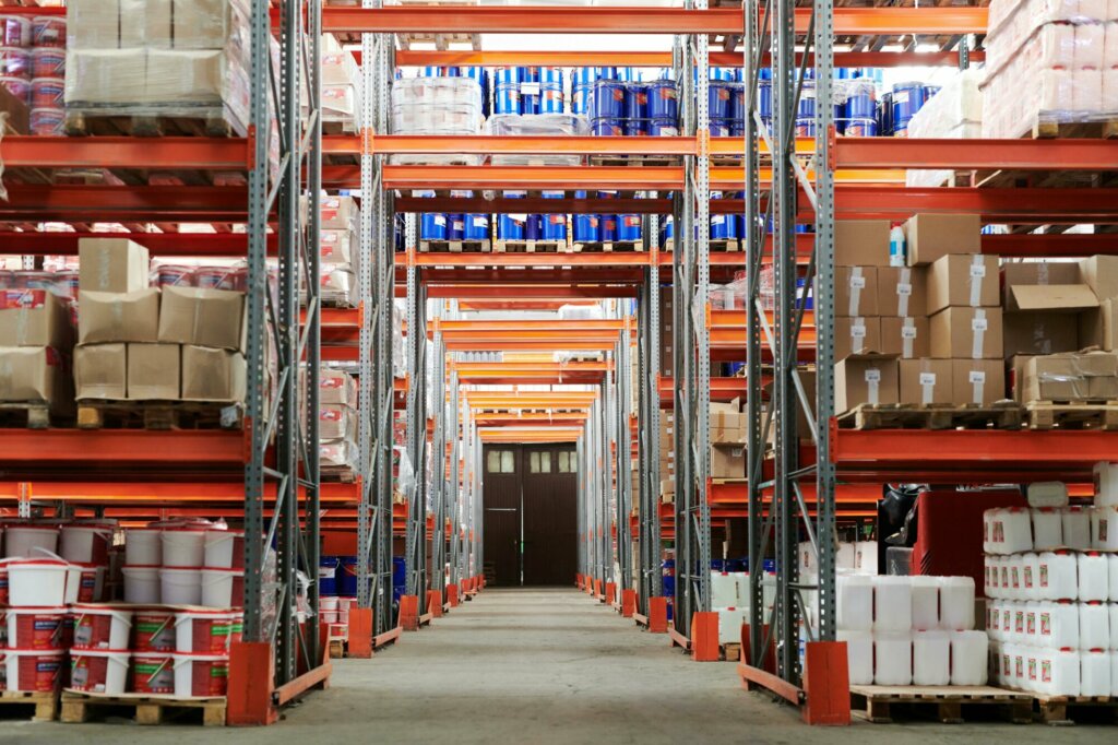 Entrepôt logistique avec rayonnages pleins