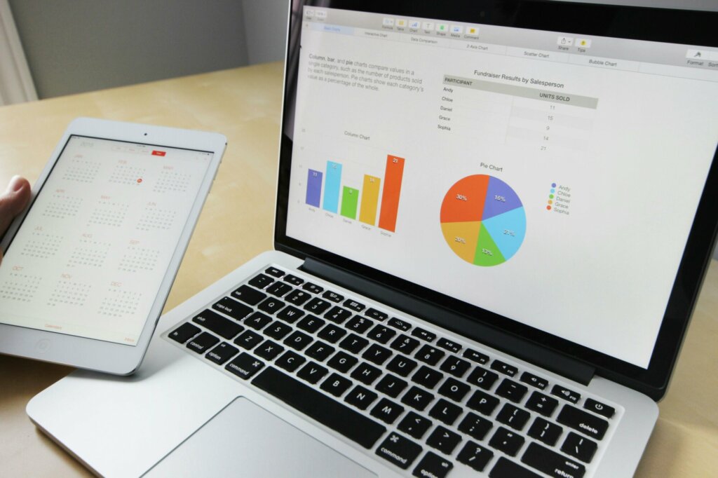 Analyse de données avec graphiques sur ordinateur portable et planification sur tablette