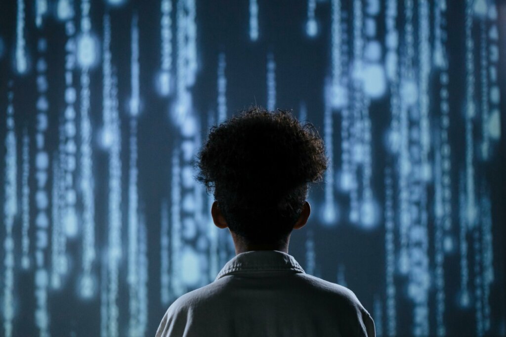 Personne observant un flux de données numériques symbolisant un système ERP dépassé