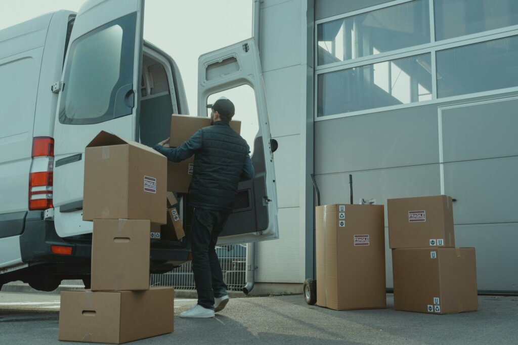 Livraison de cartons à un entrepôt d’un réseau de magasins