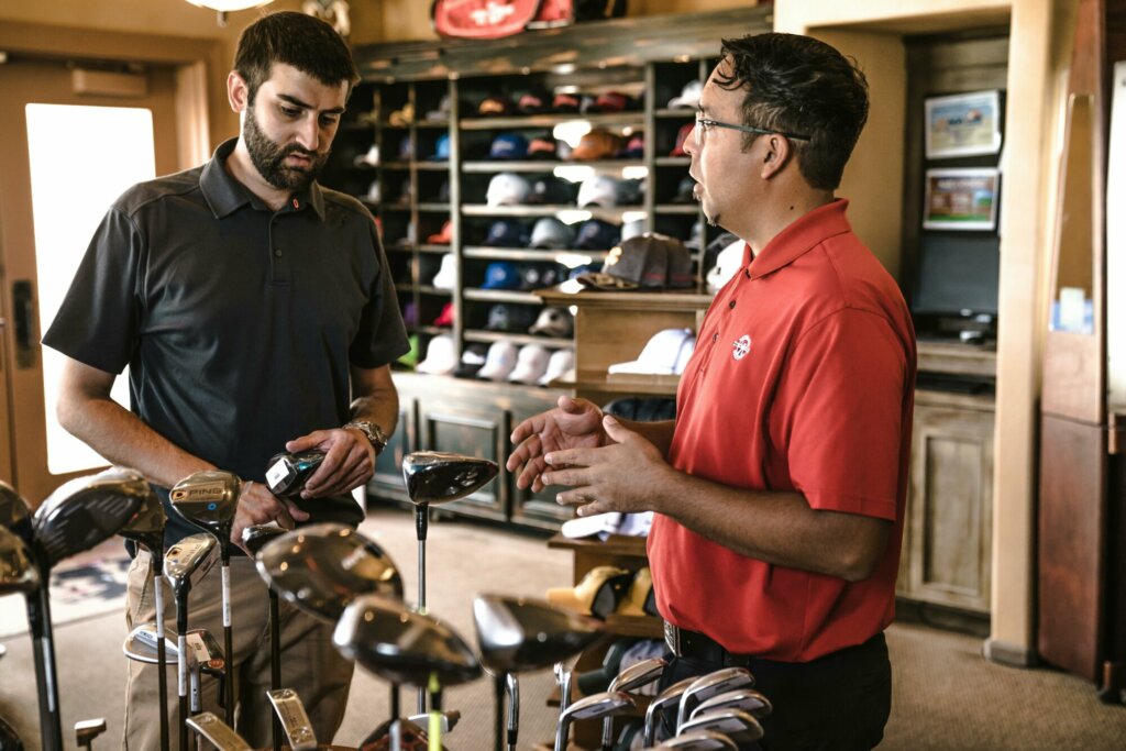 Deux vendeurs discutant dans une boutique d’articles de sport