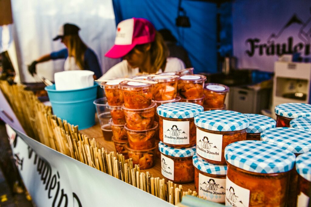 Stand de vente de produits artisanaux en pots
