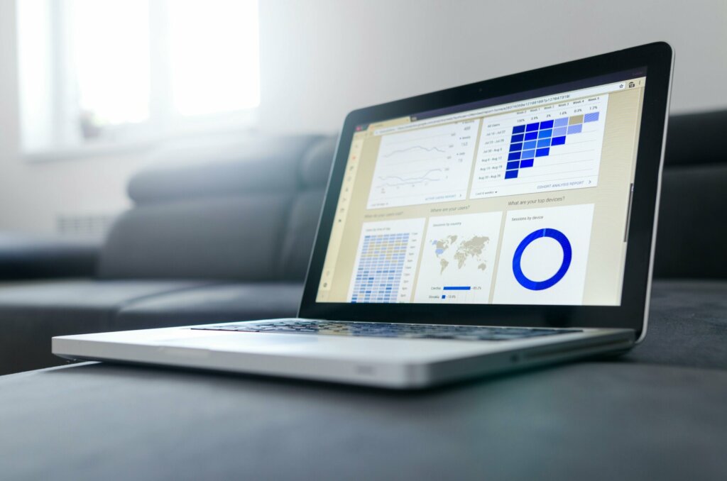 Tableau de bord ERP affiché sur ordinateur portable – suivi d’activité en temps réel