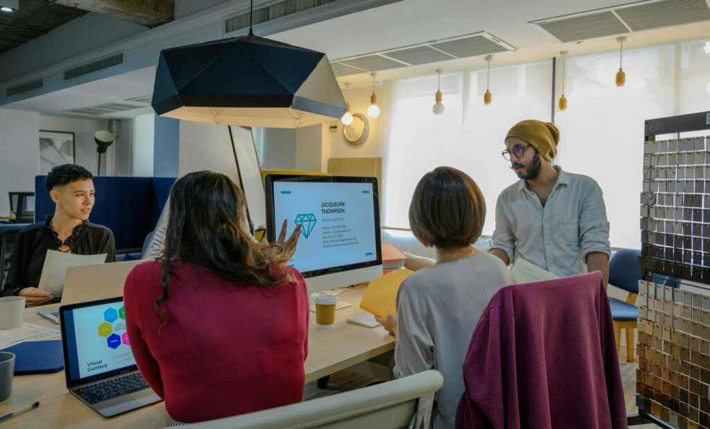 équipe PME en réunion de travail autour d'un écran partage d'informations gestion entreprise